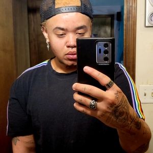 FOREVER 21 BLACK & RAINBOW T-SHIRT